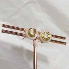 ハンドメイド　蹄鉄ピアス　レジン　ピンク
