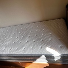 まだ買って間もないベッドとマットレスの画像