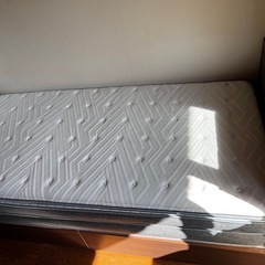まだ買って間もないベッドとマットレスの画像