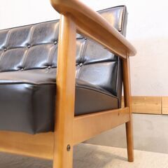 人気のカリモク60よりKチェアー 2シーターです！北欧スタイルのレトロなデザインが魅力のコンパクトな2人掛けソファー♪カフェスタイルやヴィンテージテイストにおススメのおしゃれなデザインです♪の画像