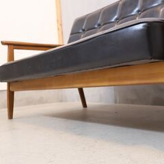 人気のカリモク60よりKチェアー 2シーターです！北欧スタイルのレトロなデザインが魅力のコンパクトな2人掛けソファー♪カフェスタイルやヴィンテージテイストにおススメのおしゃれなデザインです♪の画像