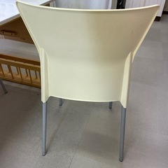 現物ご覧頂けます。軽量の椅子の画像