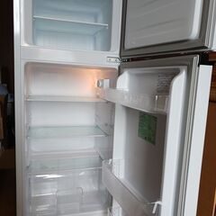 冷蔵庫、洗濯機、簡易ベッドの画像