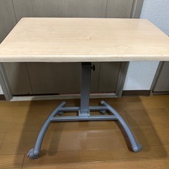キャスター付きテーブル