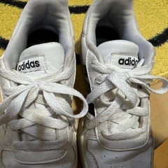 adidasスニーカーの画像