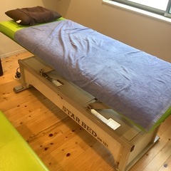施術用電動ベッド
