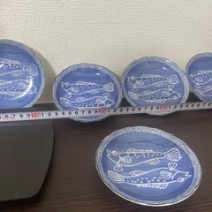 大小の可愛い🐟柄のお皿　７枚セットの画像