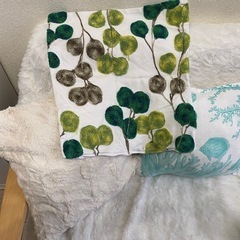 クッション本体2点とクッションカバー3点の画像