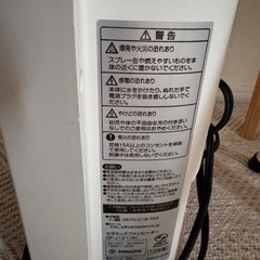 テーブル、椅子、小型ヒーターセットの画像