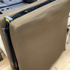 ブラウンの折りたたみベットのご紹介です。