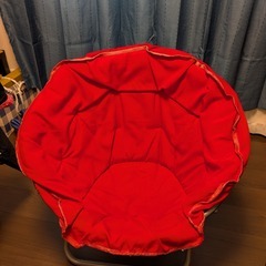 IKEA 心地よくリラックスできる赤い椅子 