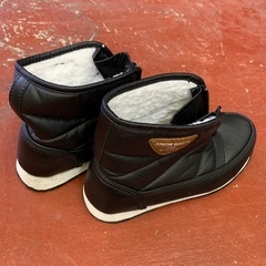 小さめ黒色防寒靴の画像