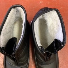 小さめ黒色防寒靴の画像
