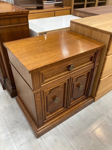 取りに来れる方限定！ＤＲＥＸＥＬ(ドレクセル)のナイトテーブルです！