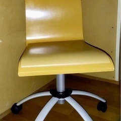 無料！おしゃれなデスクチェア　高さ調整あり　固めの椅子