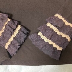 フリル付き　胸元５段&袖口３段　丸首　茶色系　長袖カットソー　:Ｍサイズ: トップスの画像