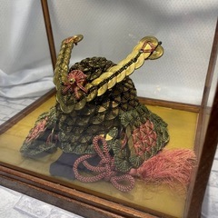 【5円玉 日本 伝統工芸 置物】鎧 兜 甲冑 プラ製 ガラスケース付きの画像