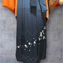 新品　卒業式　袴　Sサイズ　刺繍入り　グレー暈しの画像