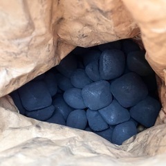 練炭コンロと豆炭の画像