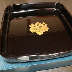 【中古美品】越前塗の広蓋/角盆　30cm 一尺　家紋入り　美術漆器　※裏面に名入りの画像