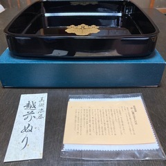 【中古美品】越前塗の広蓋/角盆　30cm 一尺　家紋入り　美術漆器　※裏面に名入りの画像