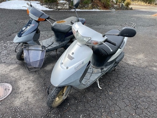 一時停止　
バイク　2スト　スクーター50cc　レッツ2  ２台まとめ　シルバー実動　紺色不動　風防　カゴ付き