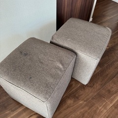 引き取り限定・コンパクトな布張りキューブチェア 2脚セット（36×36×36cm）の画像