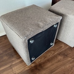 引き取り限定・コンパクトな布張りキューブチェア 2脚セット（36×36×36cm）の画像