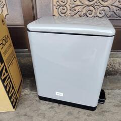 昭和レトロなゴミ箱　未使用品　サイズ約21cm×35.6cm 高さ約46cm 容量20リットルの画像