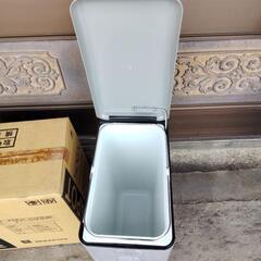 昭和レトロなゴミ箱　未使用品　サイズ約21cm×35.6cm 高さ約46cm 容量20リットルの画像