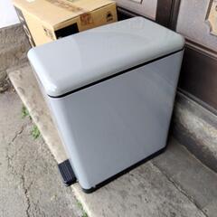 昭和レトロなゴミ箱　未使用品　サイズ約21cm×35.6cm 高さ約46cm 容量20リットルの画像