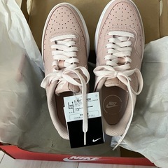 NIKE レディース　　23.5㎝　試し履きのみ　ほぼ未使用　　　