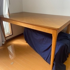 テーブルとイスセットの画像