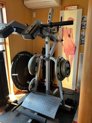 タフスタッフ製レバレッジスクワットマシーン