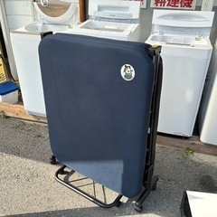 処分品！折りたたみパイプベッド シングル キャスター付　【家電の...
