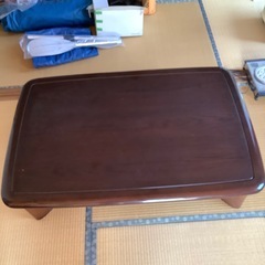 茶色いテーブル　レトロ