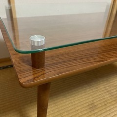 お洒落なガラスと木のテーブルの画像