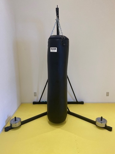 吊り下げ型サンドバッグ