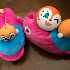 ドキンちゃんスリッパとおもちゃの画像