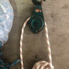 高い所へ荷物を上げる際に‼️滑車0.3Tとザイルの直径約11〜12mm、長さ約50mと10mの2本セットの画像