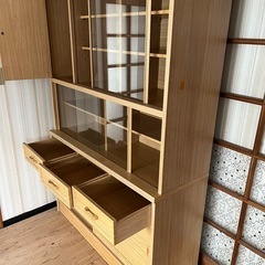 木製食器棚の画像