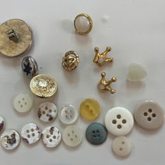 全部で300円色んなボタンの画像