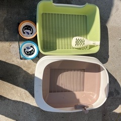 にゃんこ用トイレ2個、給食器、給水器