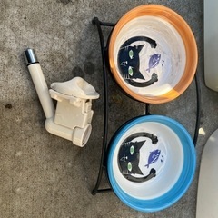 にゃんこ用トイレ2個、給食器、給水器の画像