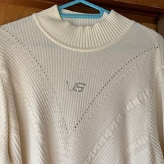 女性ニット服の画像