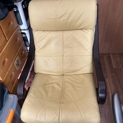 シングルの合皮椅子です
