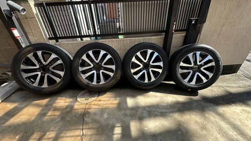 ランドクルーザー200後期　
タイヤ付純正ホイール