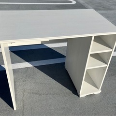 IKEAのデスク　白　の画像