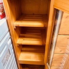 引取報酬500円！ガラス扉付き棚の画像