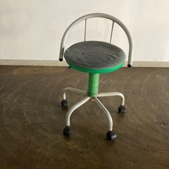 椅子　コロ付　高さ調整可能　座面汚れありの画像